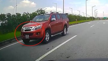 Xe bán tải chạy ngược chiều ở làn 100 km/h trên cao tốc