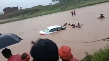 Xem dân làng buộc dây thừng, đập kính giải cứu xe đón dâu lao xuống sông