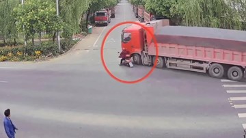 Bị xe tải đổ đè lên người, người phụ nữ thoát chết nhờ mũ bảo hiểm