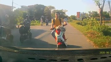 Nam sinh đi xe đạp điện lấn làn, đâm trực diện ô tô