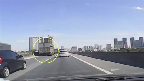 Ô tô con bị xe tải đâm xoay tròn trên đường vành đai 3, Hà Nội