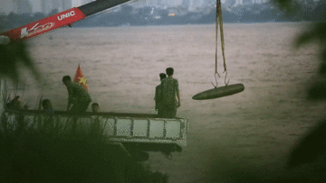 Trục vớt thành công quả bom nặng hơn 200kg gần cầu Long Biên