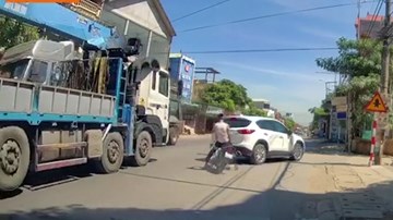 Phóng nhanh, vượt ẩu, nam thanh niên đi xe máy tông thẳng đuôi ô tô