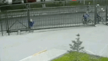 Hàng chục người giải cứu cậu bé bị kẹp đầu giữa hàng rào và cổng sắt