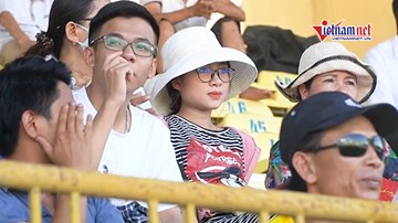 Vợ Văn Đức mang bầu 8 tháng vẫn ra sân cổ vũ chồng, 'khoe' chồng hết lời