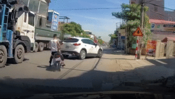 Thanh niên lao người vào ô tô, suýt bị container cán nát chân
