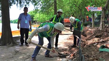 Công nhân đội nắng 40oC thi công kè hồ Hoàn Kiếm