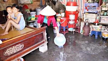 Chống nắng kỷ lục: Xóm trọ nghèo tạt nước cả ngày, nhặt rác che mái nhà