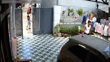 Nữ tài xế 2 lần đạp nhầm chân ga khiến người thân hoảng sợ