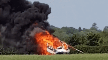 May bay bất ngờ bốc cháy dữ dội sau khi hạ cánh, 2 phi công thoát nạn