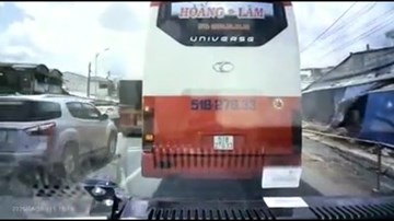 Xe khách liên tục chèn ép, không cho xe cứu thương vượt cả đoạn đường dài