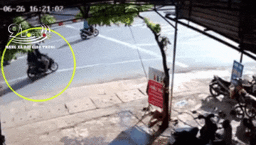 Khoảnh khắc xe đầu kéo cán lên 2 người đi xe máy ngay vạch dừng chờ đèn đỏ