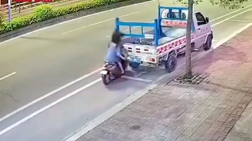 Mải xem điện thoại, cô gái đi xe máy húc thẳng đuôi xe tải