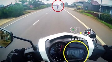 Vào cua tốc độ cao tông trực diện xe khách, xe máy bị kéo lê nhiều mét
