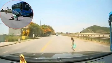 Tài xế đánh lái xuất thần tránh bé gái lao sang đường bất ngờ