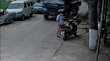 Tài xế xe tải đãng trí khiến người phụ nữ đứng bên lề đường suýt chết