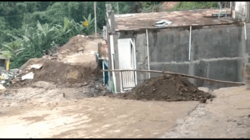 Khoảnh khắc hàng loạt ngôi nhà trôi tự do khi núi lở