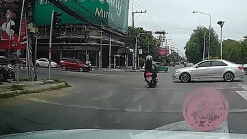 Phóng nhanh qua ngã tư, 2 người đàn ông bị ôtô hất văng xuống đường