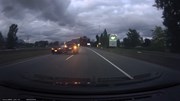 Hai chiếc ô tô chèn ép nhau như phim hành động trên đường cao tốc
