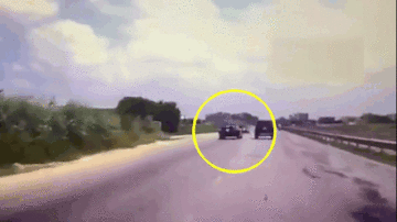 Vượt ẩu, xe Camry tông trúng xe Mazda rồi ‘dìu’ Fortuner xuống mương nước