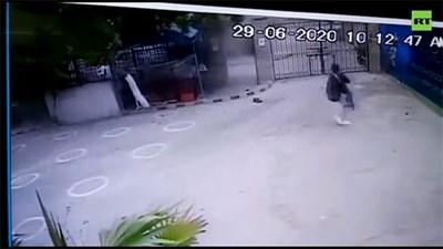 Khoảnh khắc khủng bố xả súng tấn công vào sở giao dịch chứng khoán Pakistan