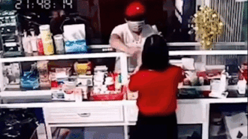 Vờ mua thuốc, tên cướp bất ngờ giật phăng dây chuyền nữ chủ tiệm