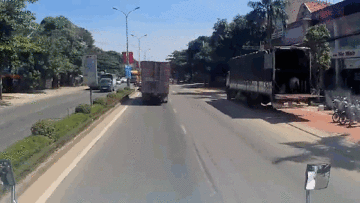 Khoảnh khắc tài xế xe tải đánh lái tránh xe máy chở 3 học sinh tự ngã