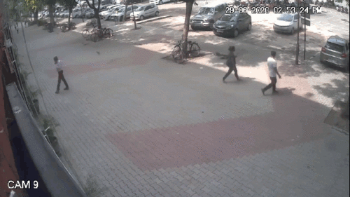 Nhầm chân ga, 'xế hộp' bất ngờ băng qua vỉa hè, lao thẳng vào cửa hàng