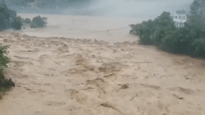 Toàn cảnh lũ lụt ở TQ khiến gần 80 người thiệt mạng và mất tích