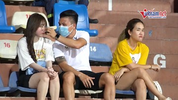 Quang Hải tình tứ bạn gái Huỳnh Anh trên khán đài, thuê vệ sĩ riêng bảo vệ