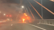 Xe Mercedes bất ngờ phát nổ rồi cháy trơ khung trên cầu Bạch Đằng