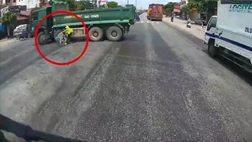 Xe ben quay đầu thiếu quan sát, người phụ nữ lại cố 'vớt vát' gây tranh cãi