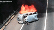 Tài xế xe tải dũng cảm giải cứu 3 người mắc kẹt trong xe minivan đang cháy