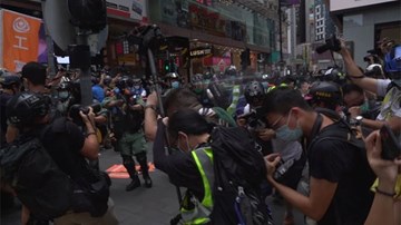 Hàng chục người bị bắt vì phản đối luật mới, Anh 'mở cửa' đón dân Hong Kong