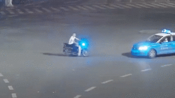 Người đàn ông ngã văng lên nóc xe taxi sau va chạm mạnh