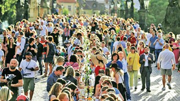 Mỗi ngày trăm ca bệnh mới, vì sao Séc vẫn mở tiệc lớn nhất thời Covid-19?