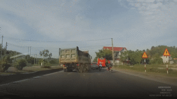 Pha đánh lái bất ngờ của xe ben khiến xe máy đi cùng chiều 'thót tim'