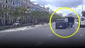 Vượt ẩu, xe tải va chạm với xe đi cùng chiều rồi mất lái đâm sang bên đường