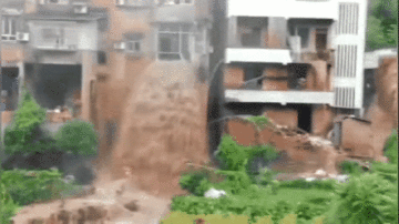 Khoảnh khắc lũ xuyên qua tầng 2 nhà dân như thác sau mưa lớn