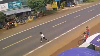 Lao sang đường, bé trai bị ôtô đâm văng xa khiến nhiều người sợ hãi