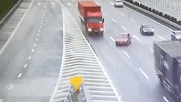 Nữ tài xế chuyển làn đột ngột trên cao tốc suýt bị xe container đè bẹp