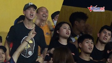 Đình Trọng cùng bạn gái hào hứng cổ vũ Hà Nội FC đấu Viettel