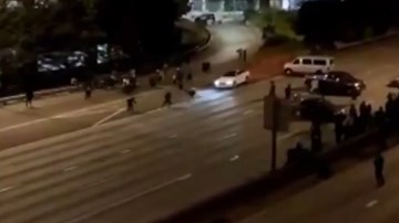 'Xe điên' lao thẳng vào người biểu tình, hất văng 2 phụ nữ lên cao ở Mỹ