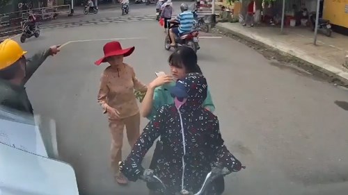 Đi ngược chiều chặn đầu container, nữ ‘ninja’ hùng hổ mắng tài xế đi sai