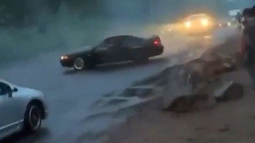 Trổ tài drift trên đường, tài xế nhận bài học đắt giá