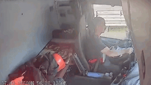 Ngủ gật, tài xế xe bồn cán nát hàng chục mét dải phân cách cứng