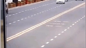 Xe buýt đột ngột bẻ lái húc bay rào, lao xuống hồ khiến 21 người chết