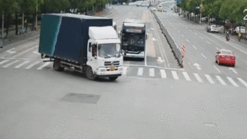 Xe tải đánh rơi hơn 1000 thùng rượu giữa đường