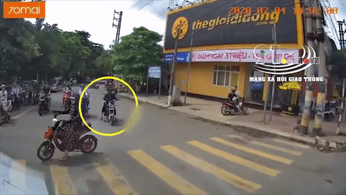 Dừng đèn đỏ sai vị trí, cô gái gan lì chặn đầu xe tải không nhúc nhích