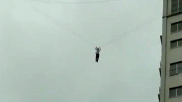 Không muốn trả tiền phòng, thanh niên đu dây điện từ tầng 20 để tẩu thoát